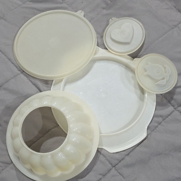 Tupperware Cream Kitchen Set - Picture 1 of 3